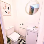 Modern 2-bed , Bradley Stoke, Nr Parkway Station, Free Parking