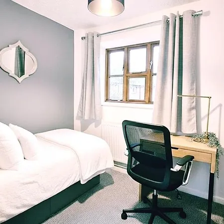 Ferienhaus Modern 2-bed , Bradley Stoke, Nr Parkway Station, Free Parking