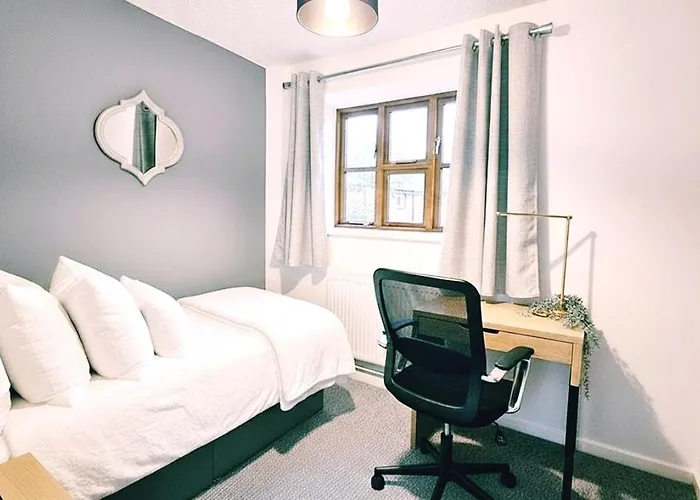 Ferienhaus Modern 2-bed , Bradley Stoke, Nr Parkway Station, Free Parking