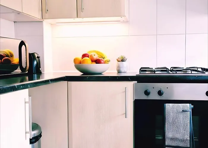 Modern 2-bed , Bradley Stoke, Nr Parkway Station, Free Parking Ferienhaus