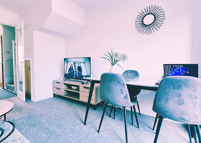 Modern 2-bed , Bradley Stoke, Nr Parkway Station, Free Parking Ferienhaus