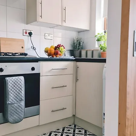 Modern 2-bed , Bradley Stoke, Nr Parkway Station, Free Parking Bristol