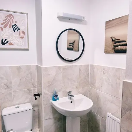 Modern 2-bed , Bradley Stoke, Nr Parkway Station, Free Parking * Bristol