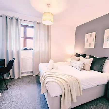 Ferienhaus Modern 2-bed , Bradley Stoke, Nr Parkway Station, Free Parking Bristol