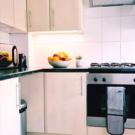 Modern 2-bed , Bradley Stoke, Nr Parkway Station, Free Parking Ferienhaus