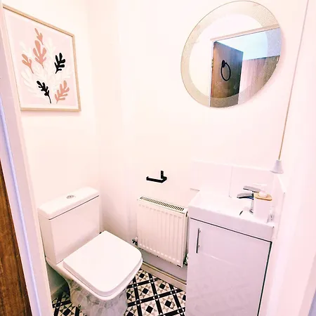 Modern 2-bed , Bradley Stoke, Nr Parkway Station, Free Parking