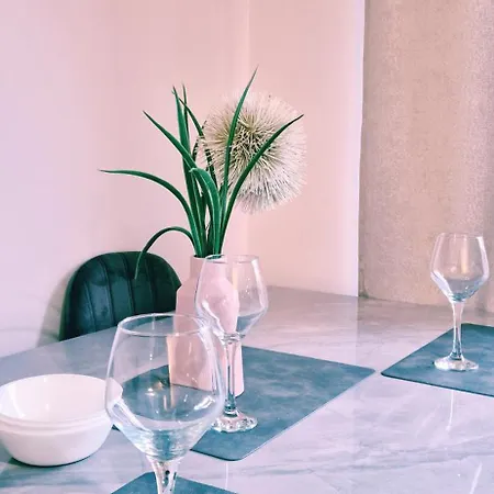 Modern 2-bed , Bradley Stoke, Nr Parkway Station, Free Parking