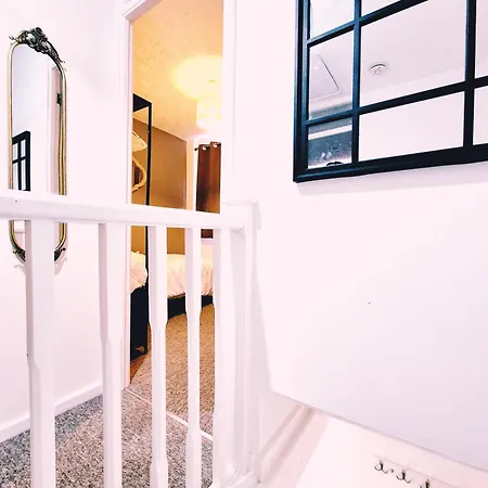 Ferienhaus Modern 2-bed , Bradley Stoke, Nr Parkway Station, Free Parking Bristol