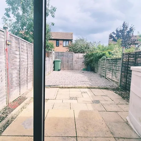 Modern 2-bed , Bradley Stoke, Nr Parkway Station, Free Parking Ferienhaus