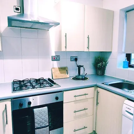 Modern 2-bed , Bradley Stoke, Nr Parkway Station, Free Parking 度假居