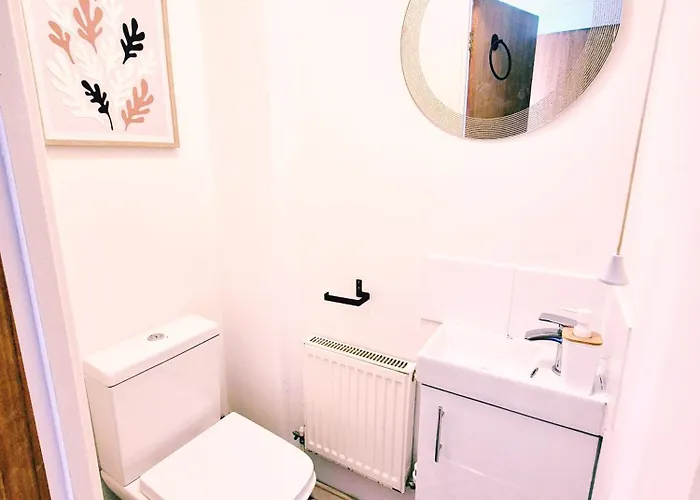 Modern 2-bed , Bradley Stoke, Nr Parkway Station, Free Parking