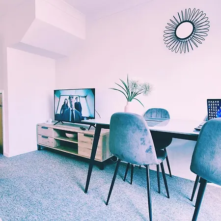 Modern 2-bed , Bradley Stoke, Nr Parkway Station, Free Parking Prázdninový dům