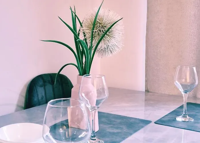 Modern 2-bed , Bradley Stoke, Nr Parkway Station, Free Parking